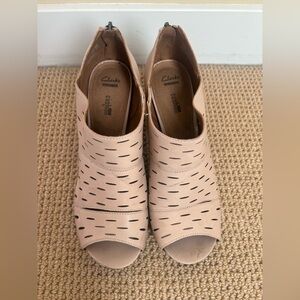 Clarks Women's Crème Perforated Peep-Toe Wedge Booties Size 10